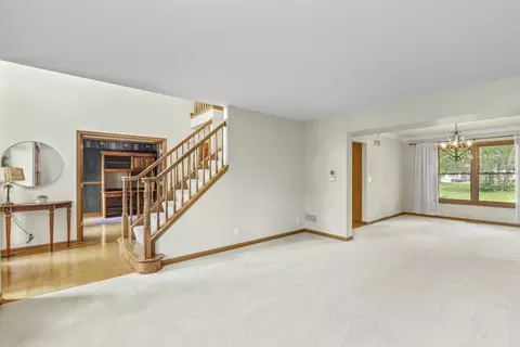 Living - 997 S Hampton Ct, Aurora, IL 60506 photo 2 of 8