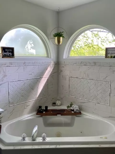 Bath - 997 S Hampton Ct, Aurora, IL 60506 photo 6 of 10