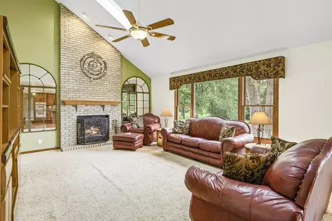 Living - 997 S Hampton Ct, Aurora, IL 60506 photo 7 of 8