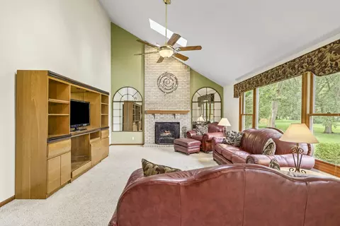 Living - 997 S Hampton Ct, Aurora, IL 60506 photo 6 of 8