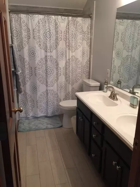 Bath - 997 S Hampton Ct, Aurora, IL 60506 photo 9 of 10