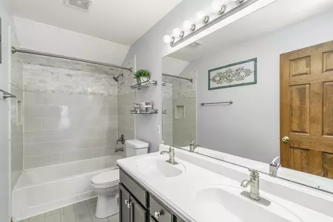 Bath - 997 S Hampton Ct, Aurora, IL 60506 photo 8 of 10