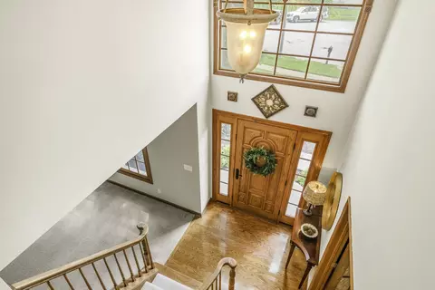 Entry Way - 997 S Hampton Ct, Aurora, IL 60506 photo 3 of 3