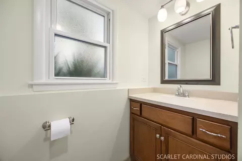 Bath - 1881 Cambridge Ln, Wheaton, IL 60189 photo 3 of 4