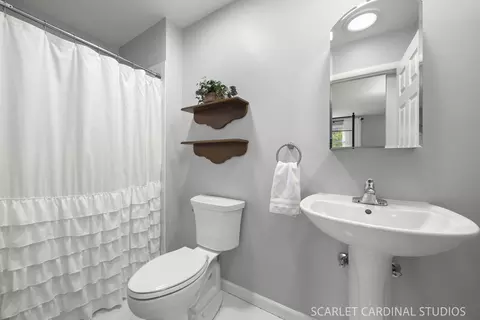 Bath - 1881 Cambridge Ln, Wheaton, IL 60189 photo 1 of 4