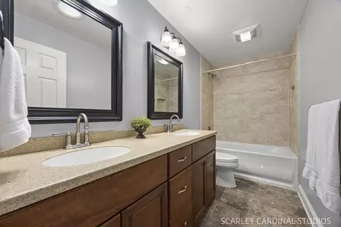 Bath - 1881 Cambridge Ln, Wheaton, IL 60189 photo 2 of 4