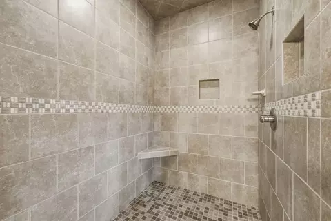 Bath - 2127 75th Ave, Aledo, IL 61231 photo 2 of 5