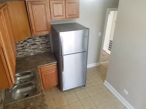 Kitchen - 331 W 76th St, Chicago, IL 60620 photo 3 of 5
