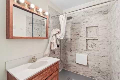Bath - 2206 Hawk Ln, Rolling Meadows, IL 60008 photo 2 of 3