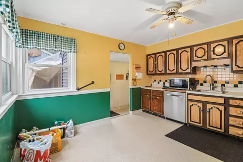 Kitchen - 2206 Hawk Ln, Rolling Meadows, IL 60008 photo 3 of 3