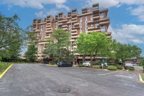 465 W Dominion Dr #204, Wood Dale, IL 60191