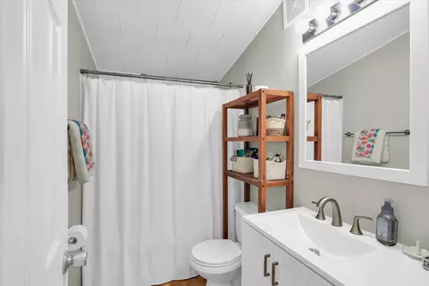 Bath - 901 E Fairview Dr, Tuscola, IL 61953 photo 1 of 1