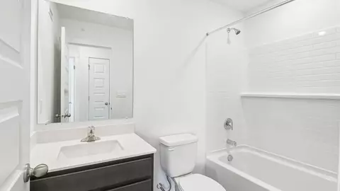 Bath - 1309 Foxglove Dr, Bartlett, IL 60103 photo 2 of 4