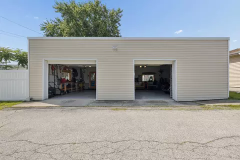 Exterior - 620 E 10th St, Lockport, IL 60441 photo 7 of 14