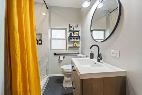 Bath - 1725 E 84th St, Chicago, IL 60617 photo 1 of 2
