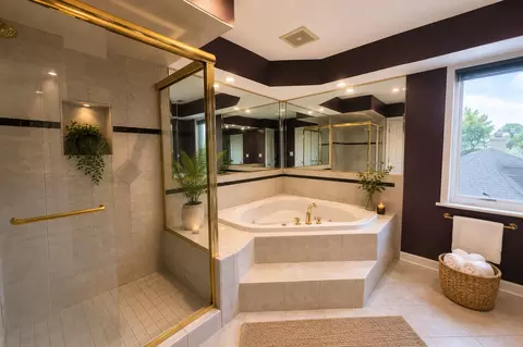 Bath - 1131 E Grant Dr, Des Plaines, IL 60016 photo 1 of 4