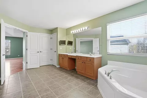 Bath - 12312 Blue Iris Ln, Plainfield, IL 60585 photo 3 of 5