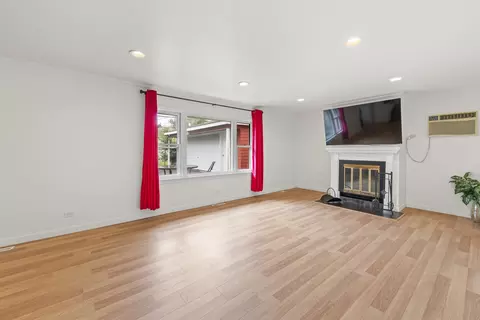 Living - 6940 Olympic Dr, Bridgeview, IL 60455 photo 6 of 9