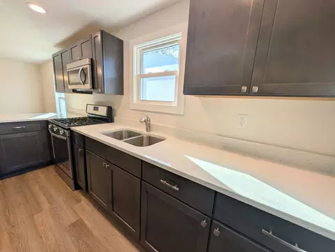 Kitchen - 481 N Cottage Ave, Kankakee, IL 60901 photo 4 of 5