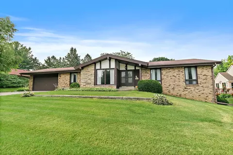 318 Laurel Ln, Dekalb, IL 60115