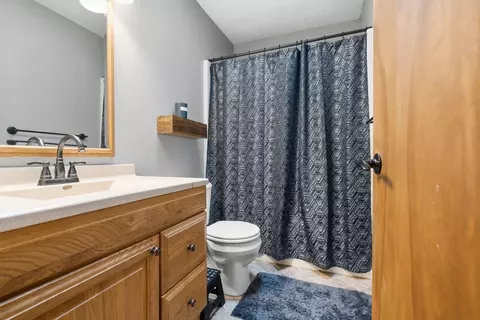Bath - 2811 Phillip Pl, Bloomington, IL 61704 photo 2 of 3