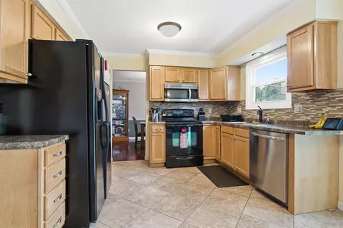 Kitchen - 2811 Phillip Pl, Bloomington, IL 61704 photo 2 of 2