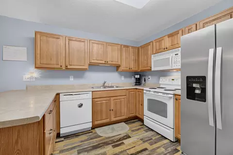 Kitchen - 3209 S 16th Ave #101, Eldridge, IA 52748 photo 2 of 4