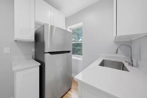 Kitchen - 52 Forest Ave #2N, Riverside, IL 60546 photo 3 of 6