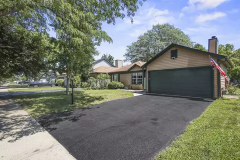 Exterior - 1744 Ranchview Dr, Naperville, IL 60565 photo 3 of 8