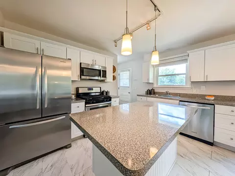 Kitchen - 1005 E Irving Park Rd, Itasca, IL 60143 photo 5 of 7