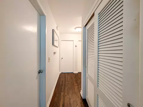Entry Way - 1005 E Irving Park Rd, Itasca, IL 60143 photo 5 of 5
