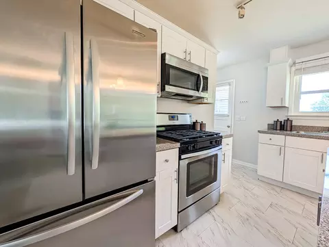 Kitchen - 1005 E Irving Park Rd, Itasca, IL 60143 photo 2 of 7