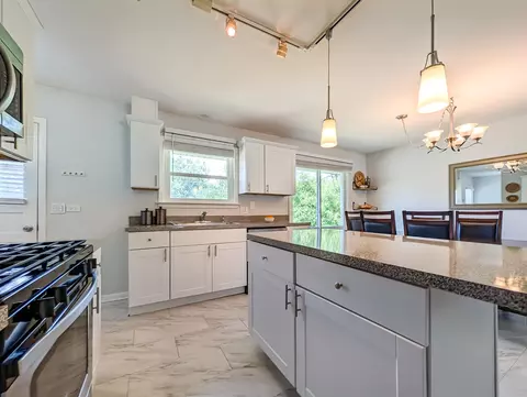 Kitchen - 1005 E Irving Park Rd, Itasca, IL 60143 photo 3 of 7
