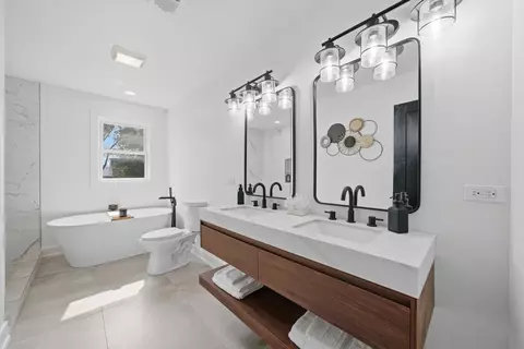 Bath - 638 E 65th St, Chicago, IL 60637 photo 2 of 3