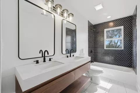 Bath - 638 E 65th St, Chicago, IL 60637 photo 1 of 3