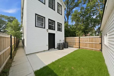 Exterior - 638 E 65th St, Chicago, IL 60637 photo 3 of 4