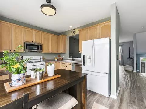 Kitchen - 5222 Cobblers Xing, Mchenry, IL 60050 photo 2 of 3