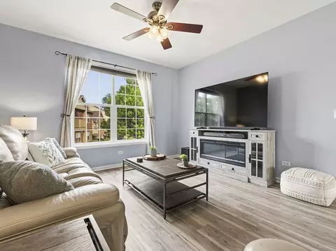 Living - 5222 Cobblers Xing, Mchenry, IL 60050 photo 1 of 2