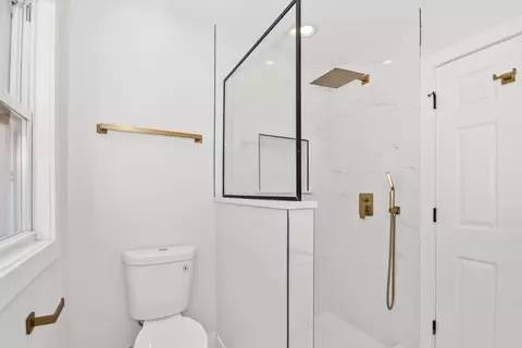 Bath - 5529 W Cornelia Ave, Chicago, IL 60641 photo 2 of 6