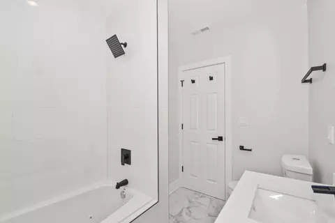 Bath - 5529 W Cornelia Ave, Chicago, IL 60641 photo 6 of 6