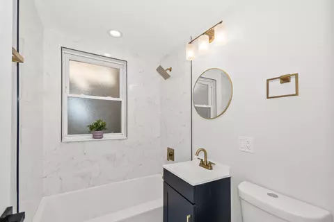 Bath - 5529 W Cornelia Ave, Chicago, IL 60641 photo 4 of 6