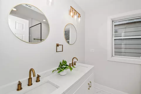 Bath - 5529 W Cornelia Ave, Chicago, IL 60641 photo 1 of 6