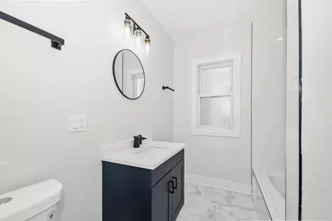Bath - 5529 W Cornelia Ave, Chicago, IL 60641 photo 5 of 6