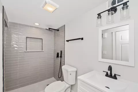 Bath - 5529 W Cornelia Ave, Chicago, IL 60641 photo 3 of 6