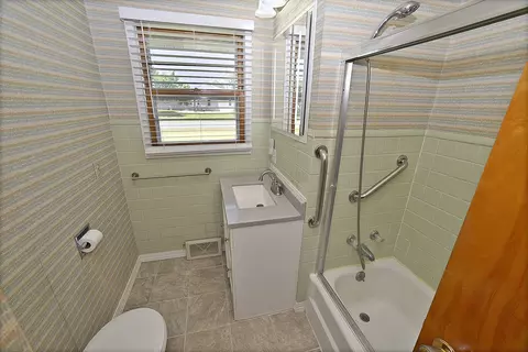 Bath - 1104 N 29th Rd, Utica, IL 61373 photo 1 of 1