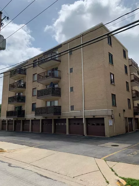 Exterior - 900 S River Rd #4A, Des Plaines, IL 60016 photo 4 of 5