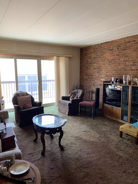 Living - 900 S River Rd #4A, Des Plaines, IL 60016 photo 1 of 1