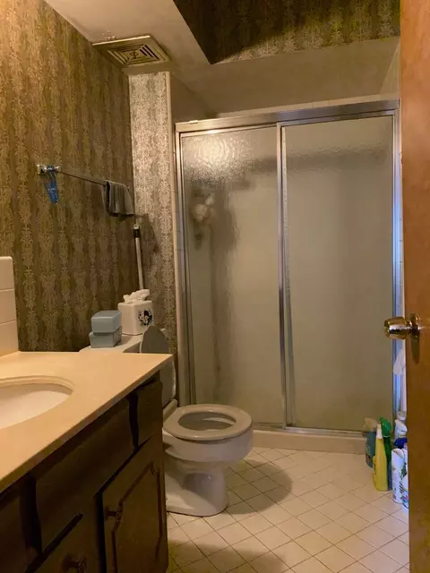 Bath - 900 S River Rd #4A, Des Plaines, IL 60016 photo 2 of 2