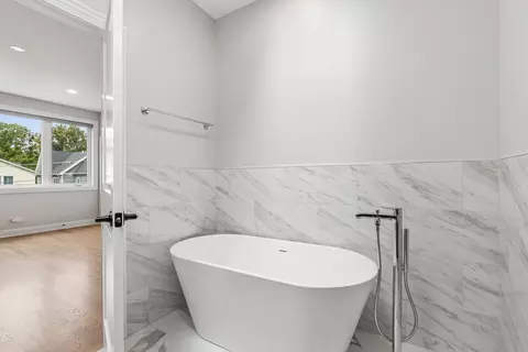 Bath - 2012 Maple Ave, Evanston, IL 60201 photo 3 of 8