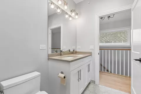Bath - 2012 Maple Ave, Evanston, IL 60201 photo 6 of 8